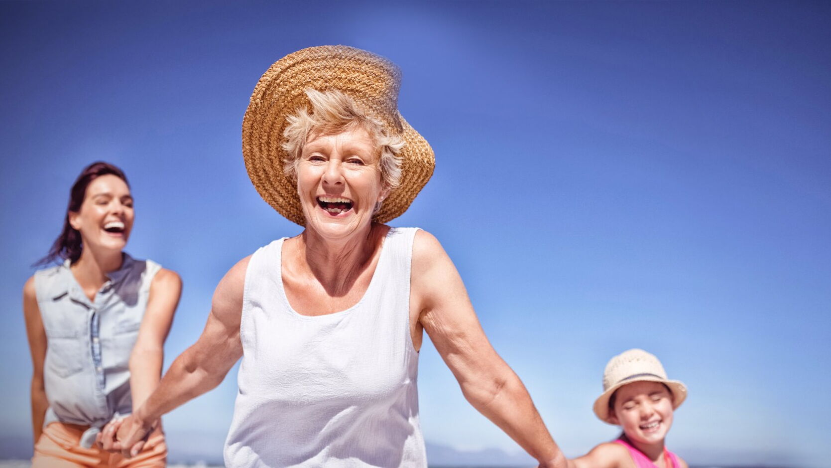 3 Generationen genießen die Sonne: Oma, Tochter, Enkelin