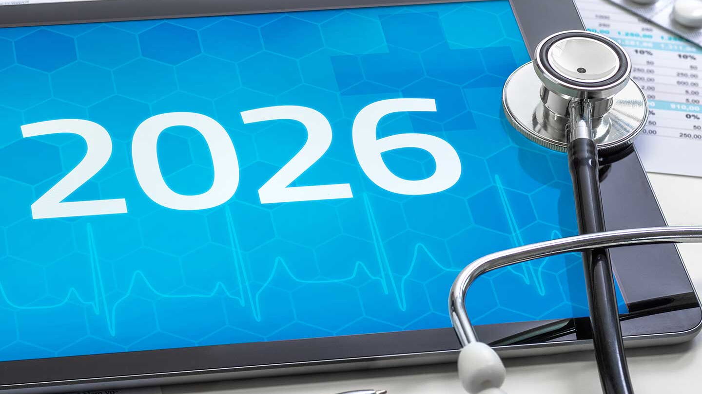 Foto eines Tablets, auf dessen Screan die Jahreszahl 2026 zu sehen ist. Auf dem Tablet liegt ein Stethoskop.