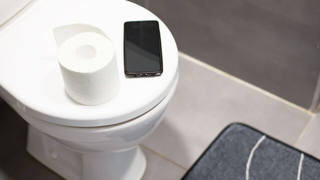 Bild zum Artikel„Digitale Ablenkung mit Folgen: Wie Smartphone-Nutzung auf der Toilette das Risiko für Hämorrhoiden erhöht“