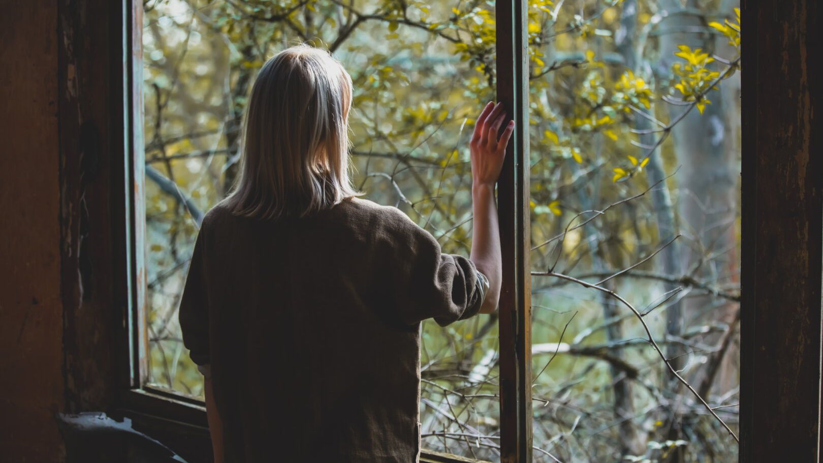 Eine Frau schaut aus dem Fenster