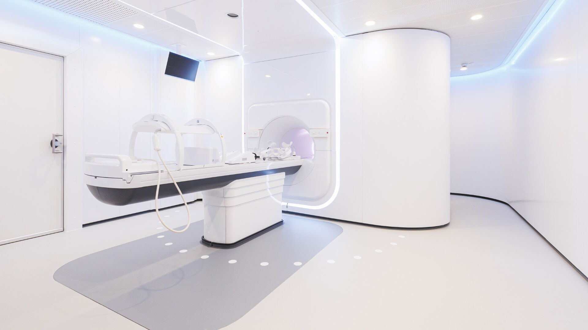 MR-Linac-Strahlentherapiegerät. Ein Gerät zur Magnetresonanztomographie (MRT) und ein Linearbeschleuniger zur Krebsbehandlung