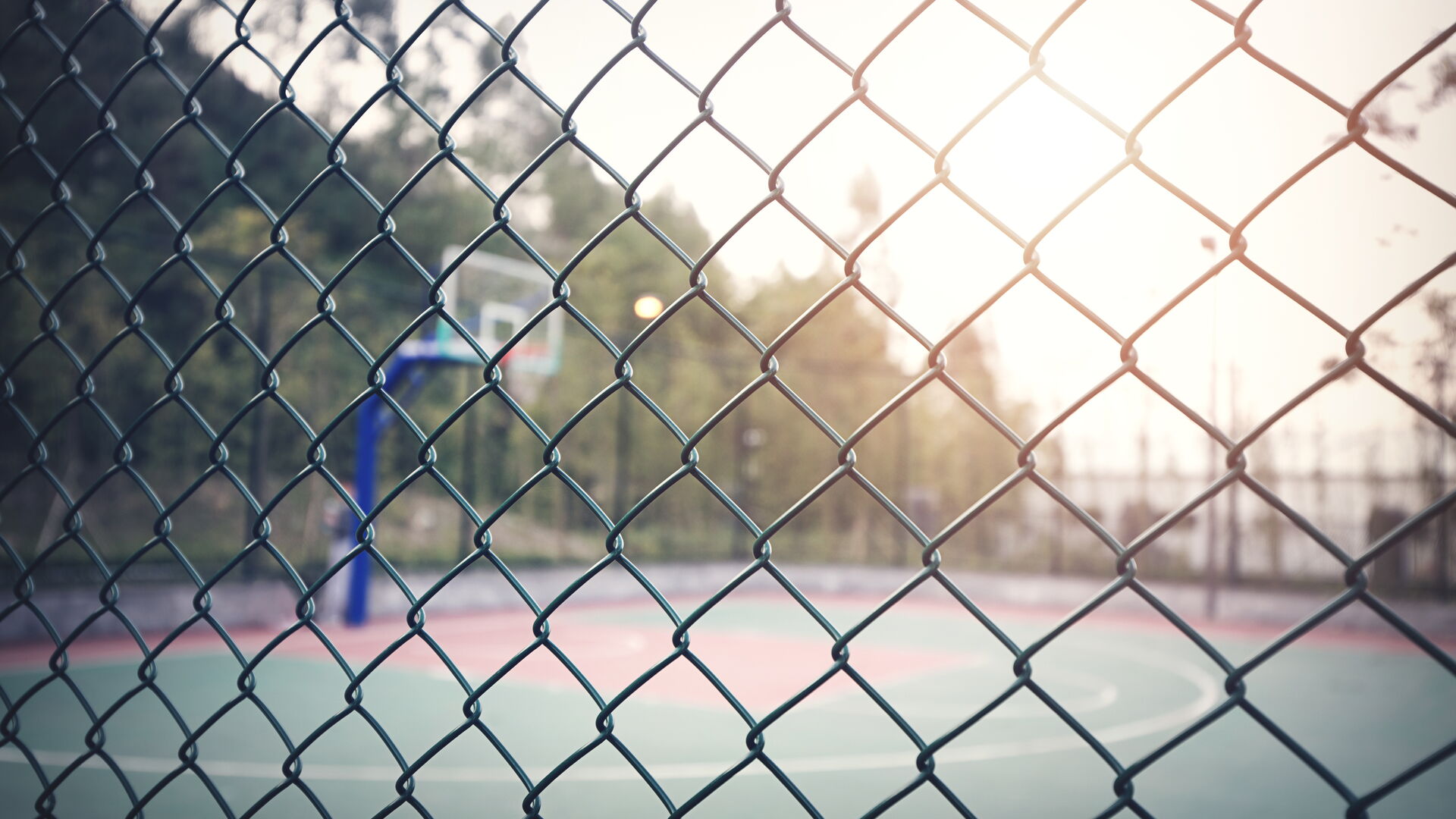 Basketballplatz mit Zaun