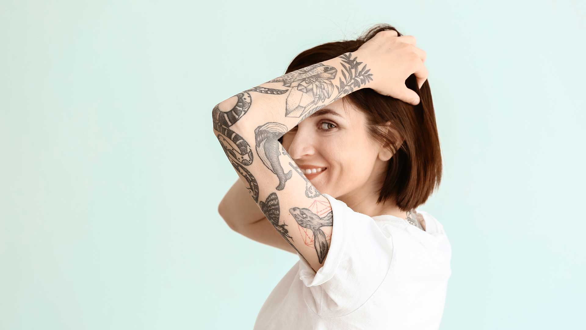 Junge Frau mit tätowierten Armen