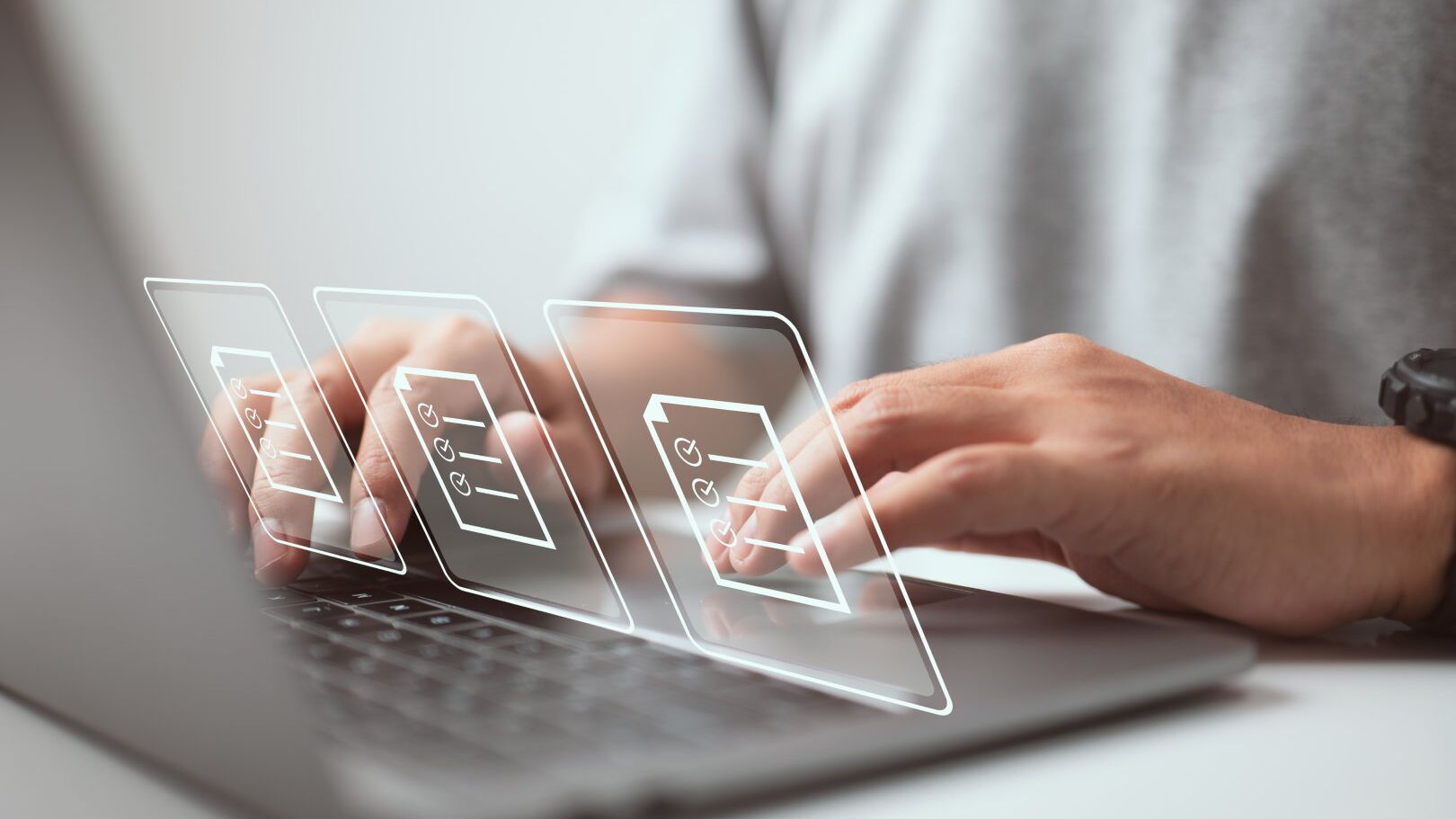 Compliance-Vorschriften und gesetzliche Regelungen werden ebenso angezeigt wie Dokumente mit Checklisten auf einem virtuellen Bildschirm.