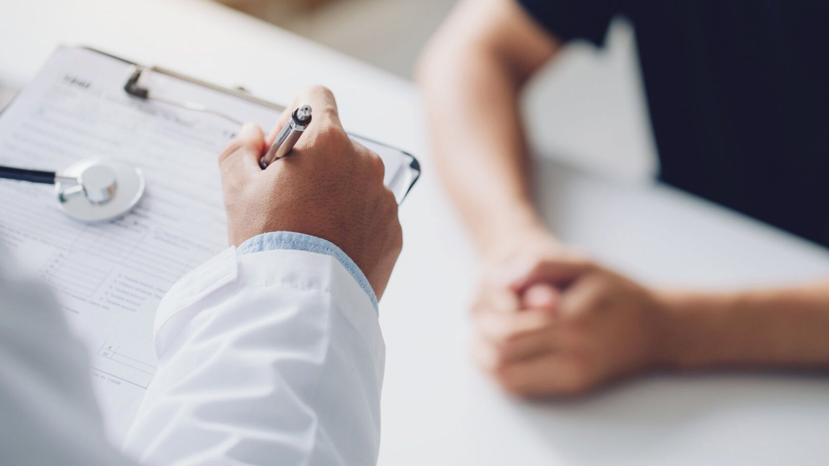 Ein Arzt erfasst den Gesundheitszustand eines Patienten