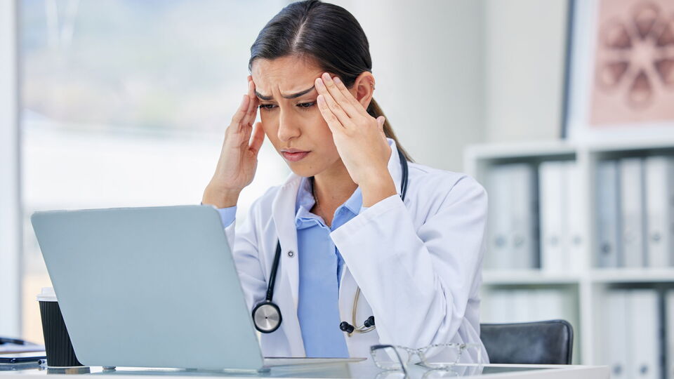 Bild zum Artikel„Am Rand des Zusammenbruchs: Warum unser Gesundheitssystem seine Ärzt:innen krank macht“