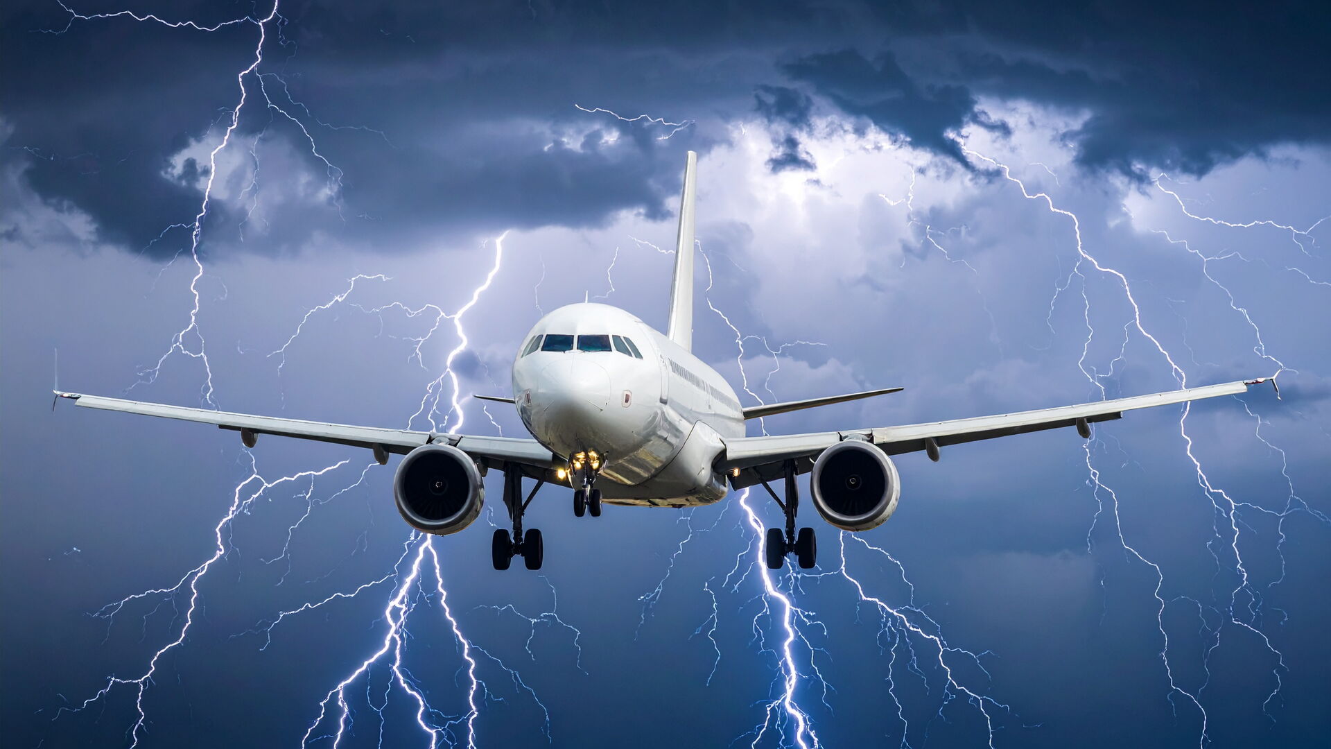 ein-flugzeug-fliegt-durch-ein-gewitter
